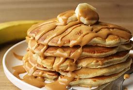 Pancakes con Mantequilla de Maní y Plátano