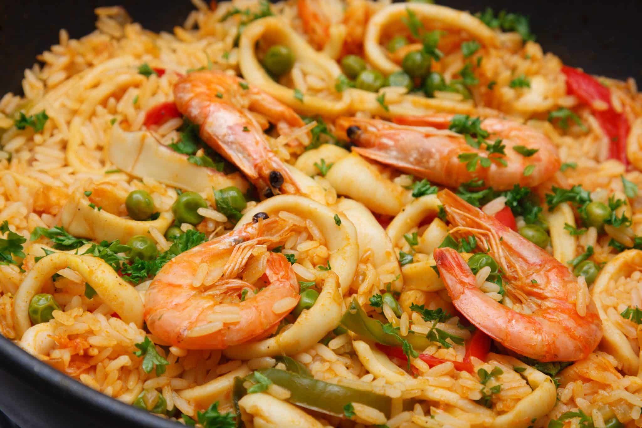 Paella de marisco con alcachofas