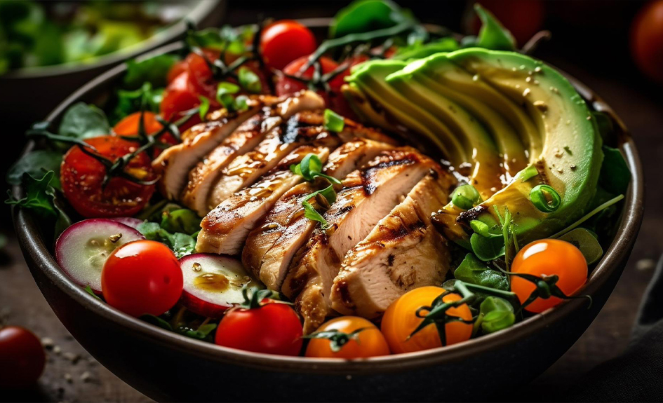 Ensalada de Pollo con Aguacate y Tomate