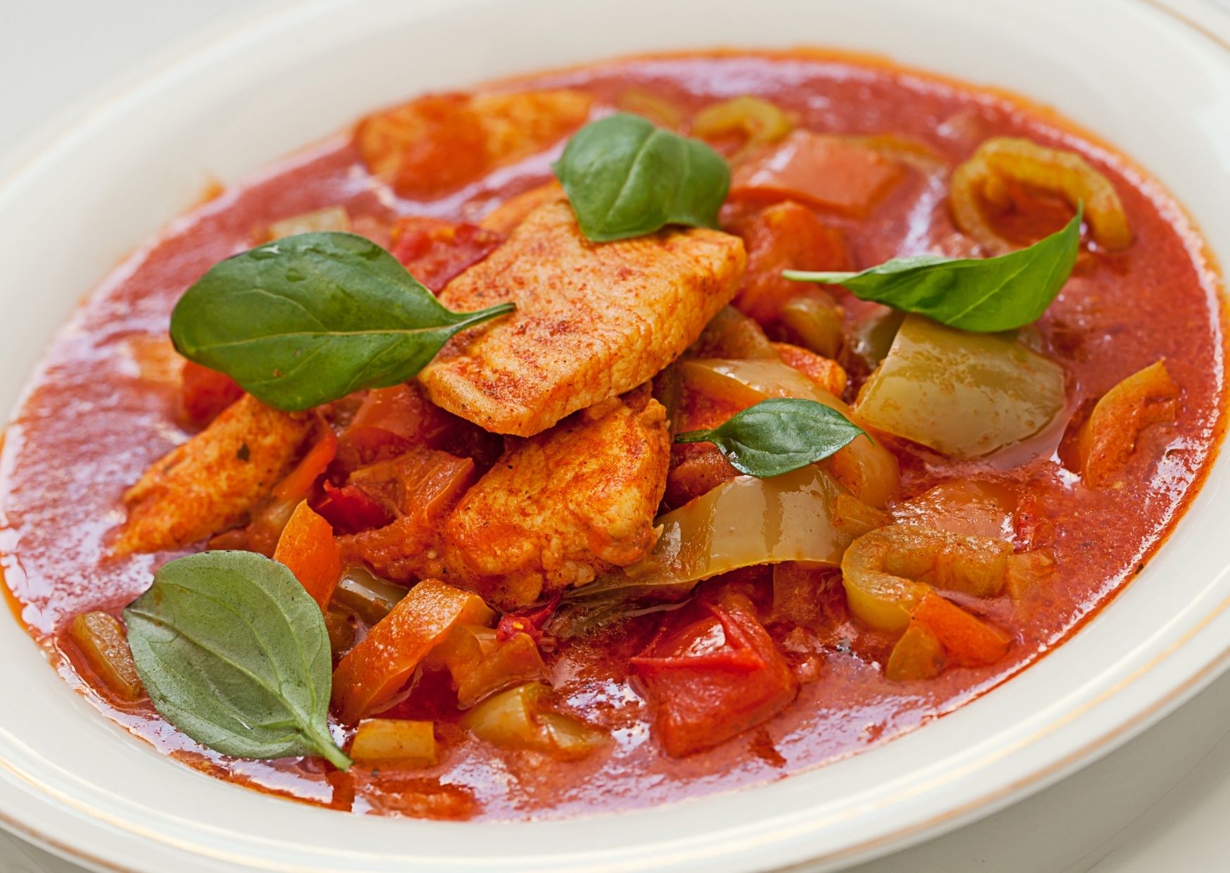 Pechugas de Pollo en Salsa de Tomate y Albahaca