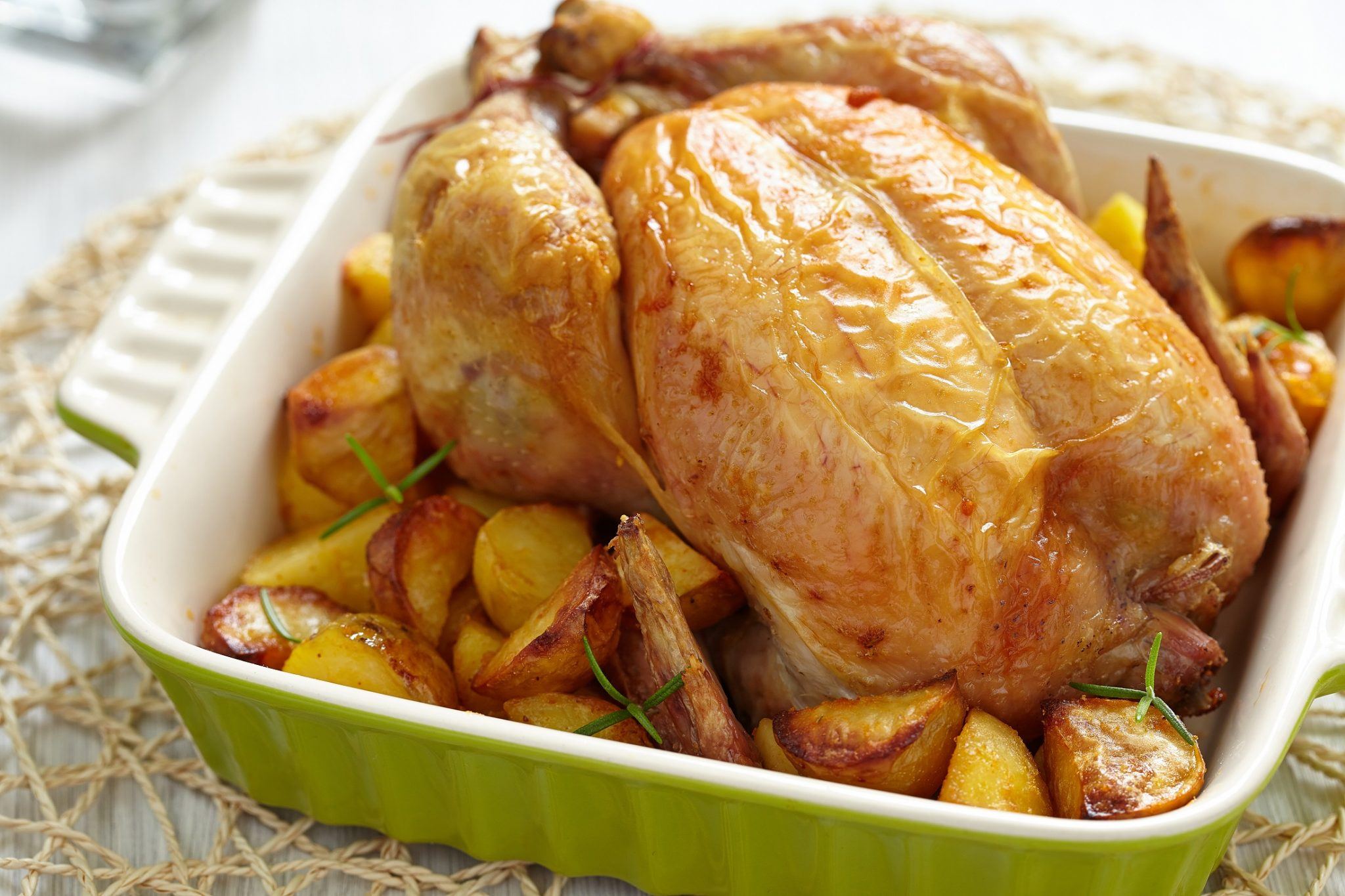 Pollo al Horno con Papas y Hierbas
