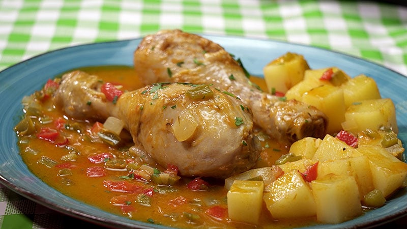 Muslos de Pollo Guisados con Verduras