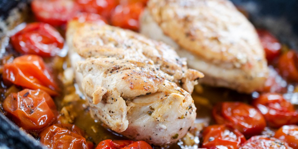 Pechuga de Pollo en Salsa de Tomate y Albahaca
